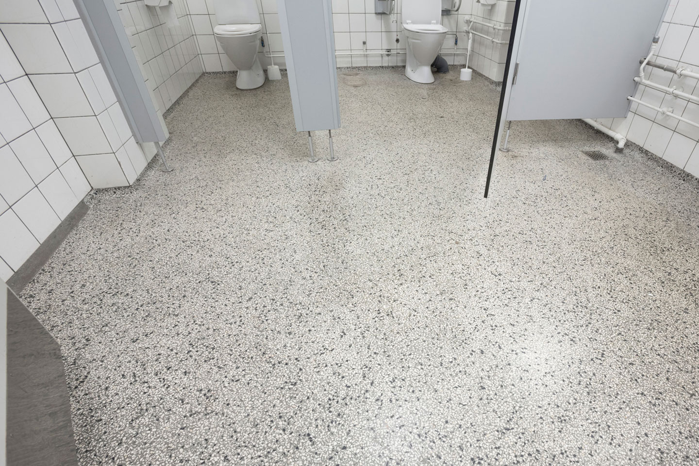 Sanitärbereich vor der Bodensanierung
