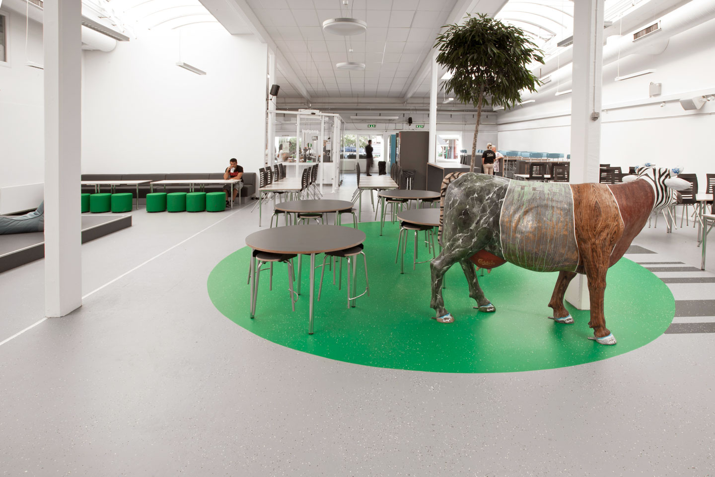 Universitätskantine nach der Bodensanierung
