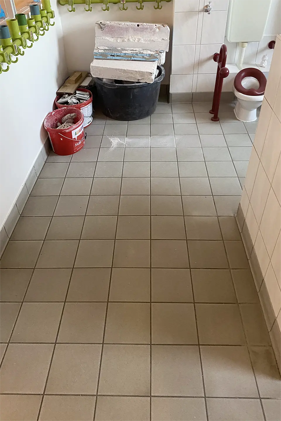 Sanitärbereich vor der Bodensanierung